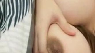 Die beste vollbusige Studentin reibt sich die Brüste 4