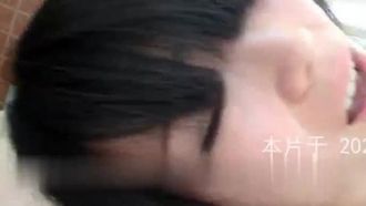 Facendo sesso con una ragazza nella vasca da bagno, il rumore dell'acqua e i gemiti sono infiniti