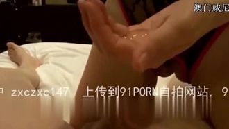 上司の女性の制服で遊ぶ方法とエッセンシャルオイルを使用する方法を知っています。私は絞られ、翌日には足が震えます。