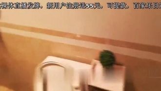 Un hombre se corre dentro de su mujer y no puede evitar follársela en el baño.