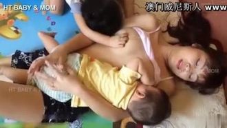 가슴 미인 아내가 집에서 아기를 돌보네요~모유 수유하는 모습을 하나하나 담아봅니다~