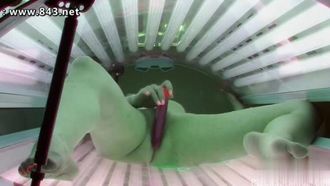 [Europe and America] The blonde girl also brought a masturbation stick into the sun box and played with it until she squirted..