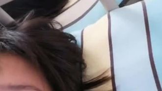 L'étudiante audacieuse a pris un selfie dans le dortoir ~ jouant avec ses gros seins blancs comme neige et sa chatte rose ~ sa colocataire faisait une sieste à côté d'elle, c'était tellement réel !!