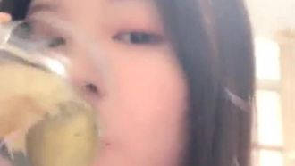 Grandi seni dalla faccia da bambino Strawberry Bear 1108 pompino spettacolo dal vivo - fa sesso e beve urina, è come una piccola schiava del sesso cagna