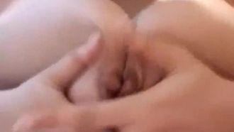 [한국] 가슴이 아름다운 소녀가 다리를 들고 아름다운 보지와 놀아요 ~