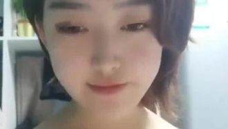 Ein Selfie-Video von einem Mädchen mit großen Brüsten ist durchgesickert!! Sie rieb sich die Brüste, ohne zu vergessen, ein prickelndes Stöhnen auszustoßen~