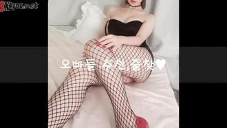 [韩国] 电眼主播在线裸聊~肩带缓缓滑落露出美乳!!