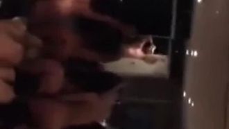 Il ricco ostenta la sua ricchezza in modo prepotente e osceno!