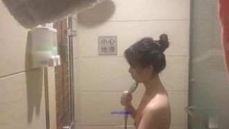 Filmando di nascosto mia sorella mentre fa la doccia!! Si scopre che la telecamera è installata nel bagno da molto tempo!!
