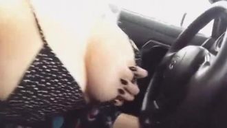 Seus seios grandes são mais poderosos que um carro esporte! A menina esfregou os seios e agiu de forma sexy em um carro esporte: Com eles eu seria a Vencedora do mundo!