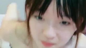 とても柔らかくて色白の小さなロリはツインテールを引っ張って馬のように乗ります～パパに電話するまで彼女をファックします!!