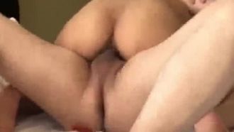 Elle s'est connectée à une DJ dans une boîte de nuit et l'a ramenée pour faire l'amour. Elle a eu des relations sexuelles sans préservatif et un creampie s'est écoulé.