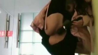 La regina delle scopate all'aperto incontra un massaggiatore con un grosso cazzo in un negozio di massaggi~ Sembra che il massaggiatore che è un cliente abituale la porti direttamente nella piccola stanza per toglierle i pantaloni e scoparla forte~