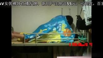 Dormitorio osceno! Copriti con la trapunta e inizia a scopare! I giovani sono giovani, così impulsivi!