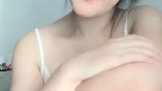 린시레이 닮은 흰 피부 미녀~ 방송 시작하자마자 게임에서 졌네요~ 그래서 모두가 볼 수 있도록 핑크빛 부드러운 가슴을 가지고 놀아야 했어요!!