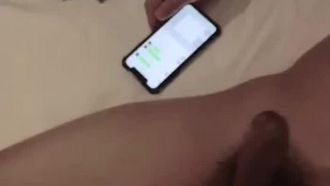 La presentadora de belleza Pretty Queen, Ye Zi1102, paga un show sexual para ligar con 2 hombres, el sexo oral y la masturbación son muy tentadores.