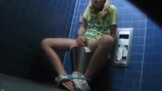 Filmare di nascosto una ragazza che giocava con se stessa in bagno, facendola piangere.