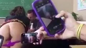 ¡Qué compañera de clase tan abierta! Al mismo tiempo que el profesor daba un informe... ella se quitó las bragas y dejó que sus compañeros le tomaran fotografías: sus redondos y hermosos pechos se retorcían y retorcían frente a la cámara.