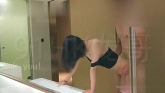 アーロンがナイトクラブで拾った可愛い女の子は、へそが見えるショートパンツに、へそが露出した小さなドレスを着ていて、髪をなびかせて、あまりにも魅力的だったので、思わずトイレに直行した。