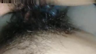 친구 집에 놀러갔을 때 컴퓨터 게임을 하고 있던 아름다운 형수를 유혹할 기회를 잡았습니다.