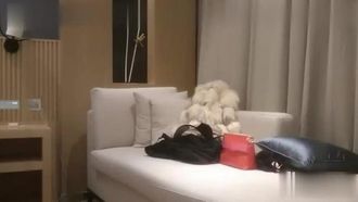 Vögel fliegen über den ganzen Himmel, um Blumen zu erkunden, und ich verabrede mich mit einem gutaussehenden Mädchen mit wunderschönen Brüsten, gebe ihr auf dem Sofa einen Blowjob, ficke sie hart und stöhne