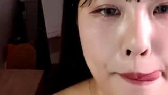 [Corea] Una ragazza dal seno grande cavalca il cuscino e geme all'infinito!!