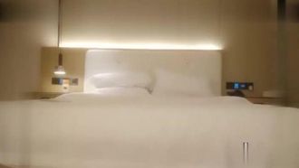 夜中に、花を探している補欠の男の子が、黄色い髪と眼鏡をかけた女の子と約束を交わし、ソファでいちゃいちゃして彼女を激しくセックスしました。彼女は何度も喘ぎました。それはとても魅力的でした。