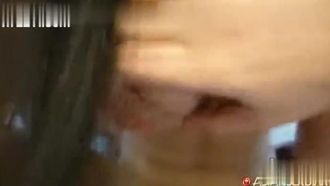 La extranjera Mi Gao empujó a la chica que llevaba el almuerzo y la frotó en la cama. Tiene un cuerpo caliente.