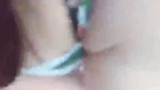 インターネット有名人のユエアーは、山に登り、変質者に尾行され、レイプされ、うめき声​​を上げられる美しい少女の役を演じます。