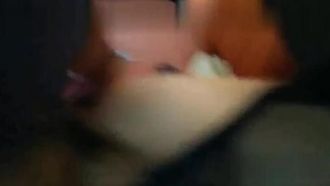 Sinopsis: Una señora rica espera a su marido en una parada de autobús y es abordada por un conductor que pasa. Hace autostop y la drogan y la arrastran a un lugar remoto. El coche la sacude y el diálogo es interesante.