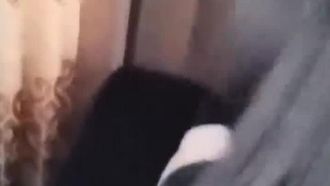 Hochauflösende und unzensierte Aufnahme der vollbusigen Göttin Tutu, die sich in der Lobby eines Badezentrums die Brüste reibt und einen 23-jährigen Kerl mit einem Kiffer dazu verführt, in ihr Zimmer einzuchecken. Diese Verliererin leckt besonders gerne ihre Muschi.