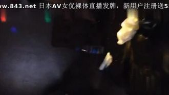 淫乱KTV三男一女在包房一边唱K一边啪啪