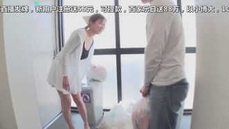 若い男をノーブラ姿で诱う奥さん