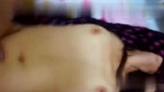 La niña de preescolar con su coño rosado fue penetrada a la fuerza y ​​lloró amargamente, lo que hizo que la gente se compadeciera de ella.