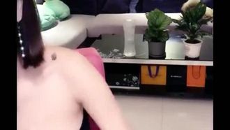 여신 급 앵커 이모가 철로 2 호선을 씻고 얼굴을 보여주고 큰 가슴이 새어 나오고 완벽한 엉덩이, 유혹