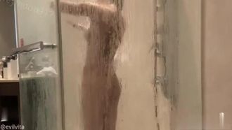 Una bellezza tettona filmata di nascosto mentre faceva la doccia in un hotel
