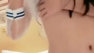 A febbraio, Wen Er, la migliore conduttrice pura con la figa rosa, ha mostrato la sua vera e bellissima figa durante la trasmissione in diretta