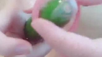 Una conduttrice pura e bellissima trasmette in diretta uno spettacolo di penetrazione e masturbazione di cetrioli nudi