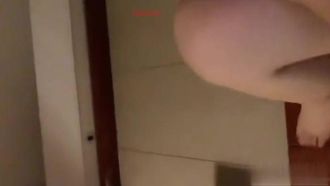 La beauté sexy en col blanc et son patron ont une liaison avec son mari. Ils l'appellent pour vérifier son travail et répondre au téléphone tout en faisant l'amour.