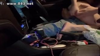 Соблазнительная тайваньская водительница показывает свое лицо во время ожесточенной драки в машине, снимает с водителя штаны и начинает играть на музыкальных инструментах