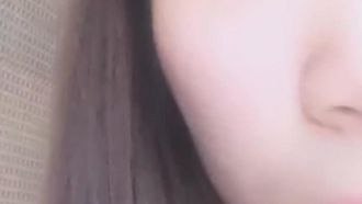 Une étudiante aux gros seins se frotte les seins et se masturbe en direct dans un dortoir