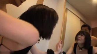 [中字]ひたすら生でハメまくる、终らない中出し性交 我を忘れてイキ狂う铃村の膣奥へ、无制限中出し大乱交 铃村あいり