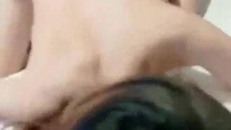 그 잘생긴 형이 나를 너무 잘 박아줘서 나는 남편이 지켜보고 있다는 사실도 잊어버린 채 계속 신음하며 즐거운 시간을 보냈다.