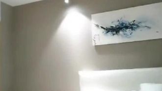 Il maestro della fotografia segreta, Wild Wolf, è entrato in servizio a febbraio. L'hotel ha speso un sacco di soldi per trovare una donna giapponese di alto livello con cui filmare e fare sesso di nascosto.