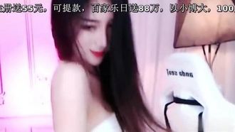 Huyaの現アンカーChe Chejiangは、下着を着用せず、髪と尻を漏らしたため、1か月間出場停止処分を受けた。