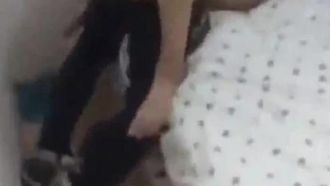 Das unwissende Mädchen wurde von ihrer skrupellosen Freundin betrogen und bat sie, ihren Freund zu ficken