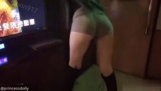 가장 아름다운 여성은 행인과 무작위로 대화를 나누고 자신의 성적 욕망을 충족시키기 위해 술에 취한 미혼 남성을 찾습니다.
