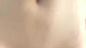 Jolie fille renard démon-fille à Hanfu montre son visage et se masturbe