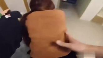 Il giocattolo del fattorino taiwanese è caduto accidentalmente mentre consegnava il cibo, inducendo il ragazzo a scoparlo