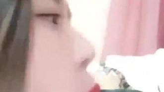 Top beauty Chenchen showed her face in black stockings and was stripped naked by her elder brother. She was pressed in a normal position and violently fucked inside and out before peeing.